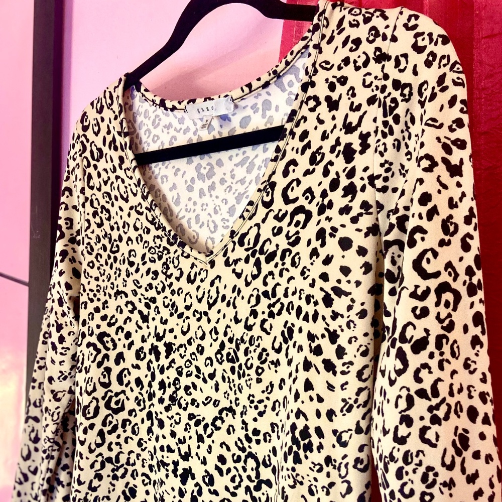 Gaze Jaguar 🐆 Print Stylish V-Neck Top Contemporary Chic Leopard Women’s Medium - Picture 4 of 4